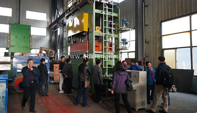 平板硫化機(jī)保養(yǎng)與注意事項(xiàng)